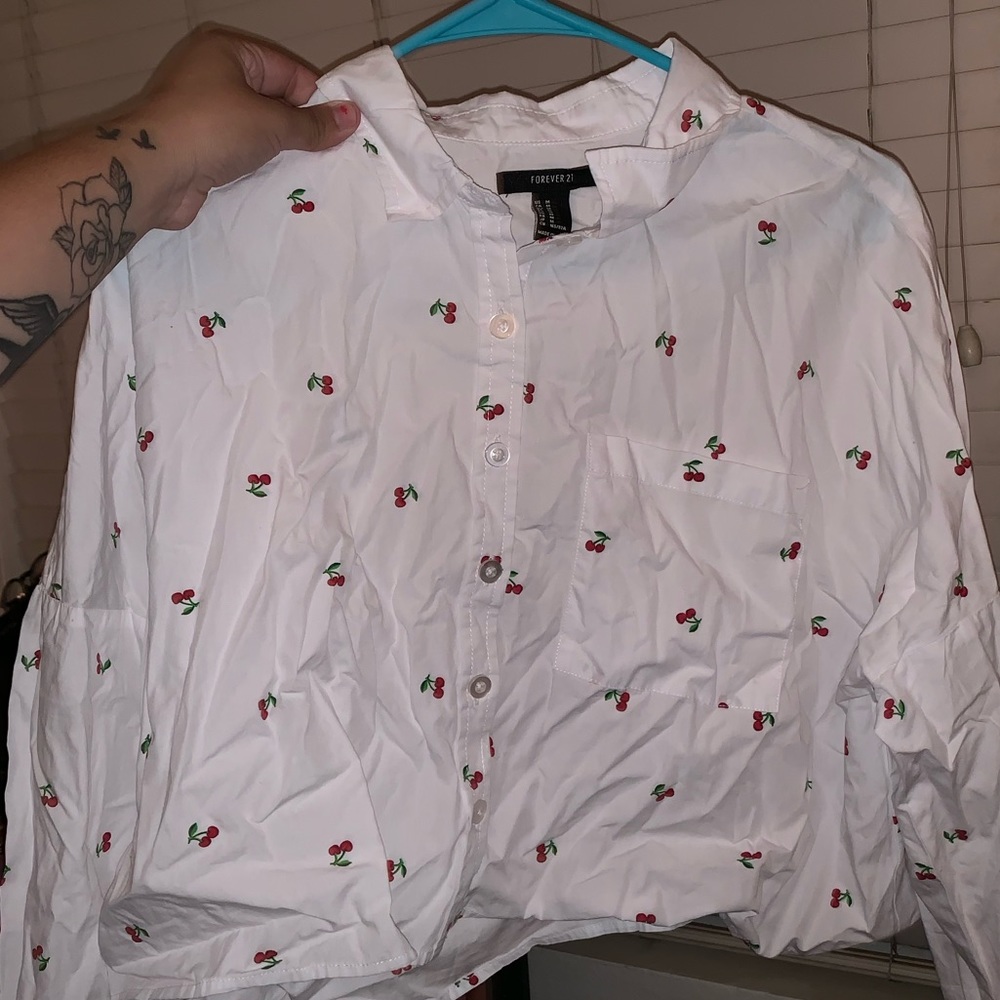 Cropped cherry top